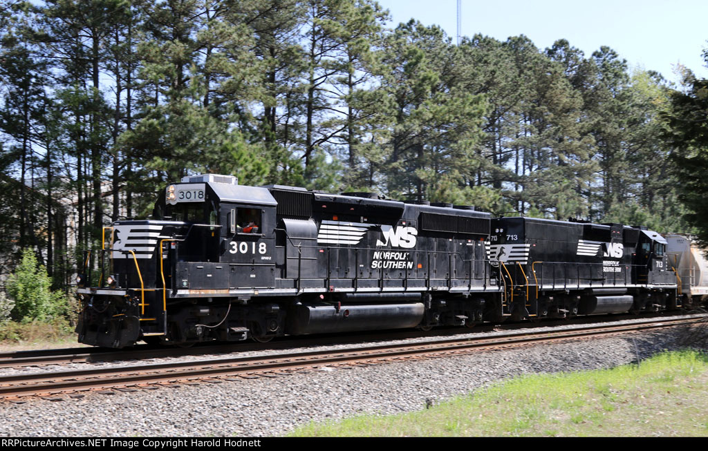 NS 3018 leads train E60 westbound
